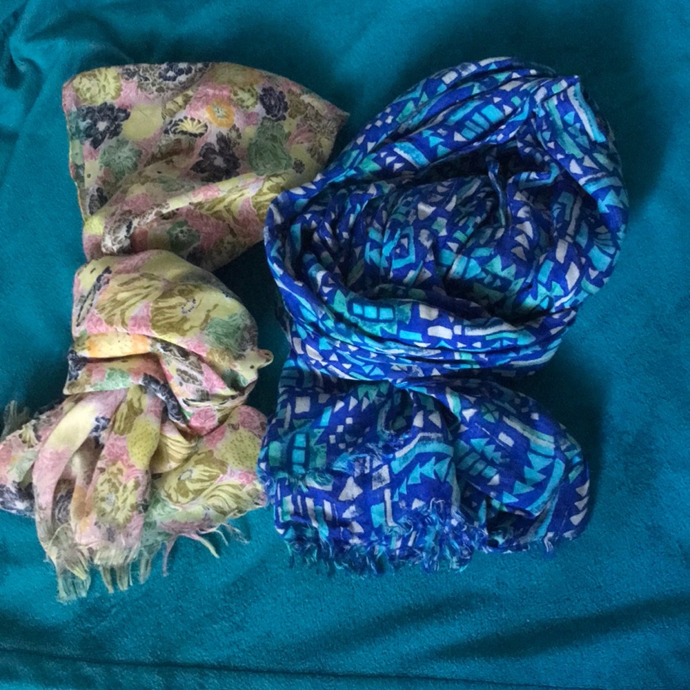 Scarfs - Picture 2 of 8